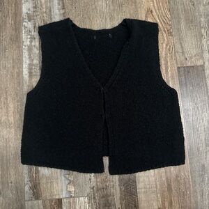 Black cropped sweater vest
